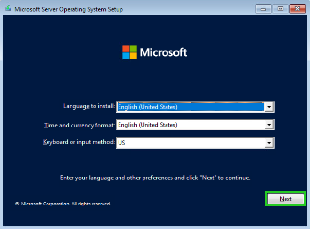 Screenshot: Das Fenster Microsoft Server Operating System Setup-Assistent mit Optionen zur Auswahl von Sprache, Zeitformat und Tastatur. In diesem Fenster ist die Schaltfläche Next hervorgehoben.